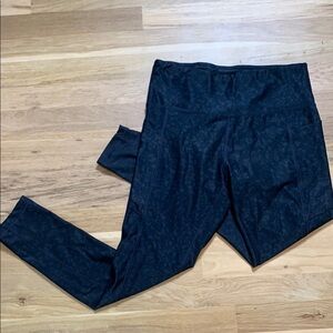 VOGO Athletica Dark Animal Print/Abstract Leggings Sleek Comfortable Women’s M